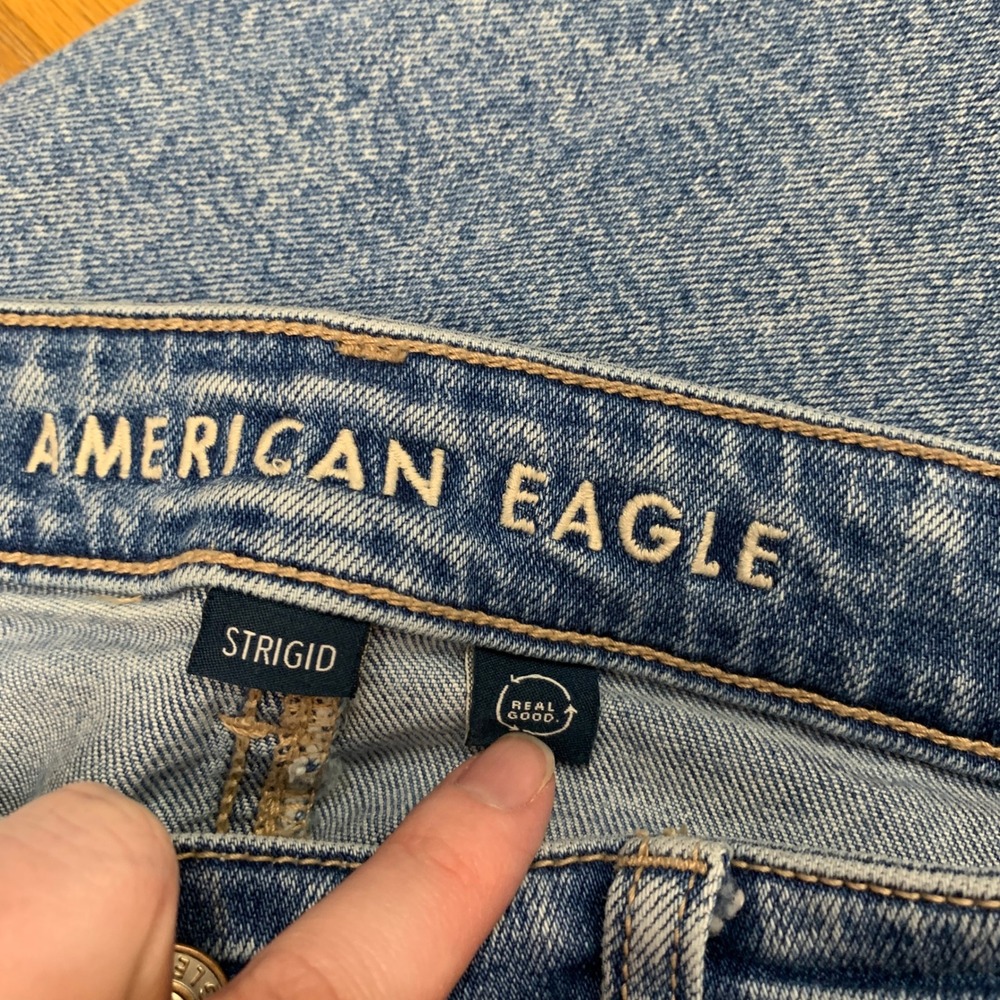 American Eagle Mom Jean Light Wash Distressed High Rise Strigid Denim 10 Long - Picture 6 of 8